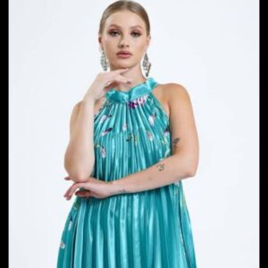 ROBE LONGUE SATINÉE ROYALE PLISSÉE AVEC MOTIF FLORAL ET COL MONTANT